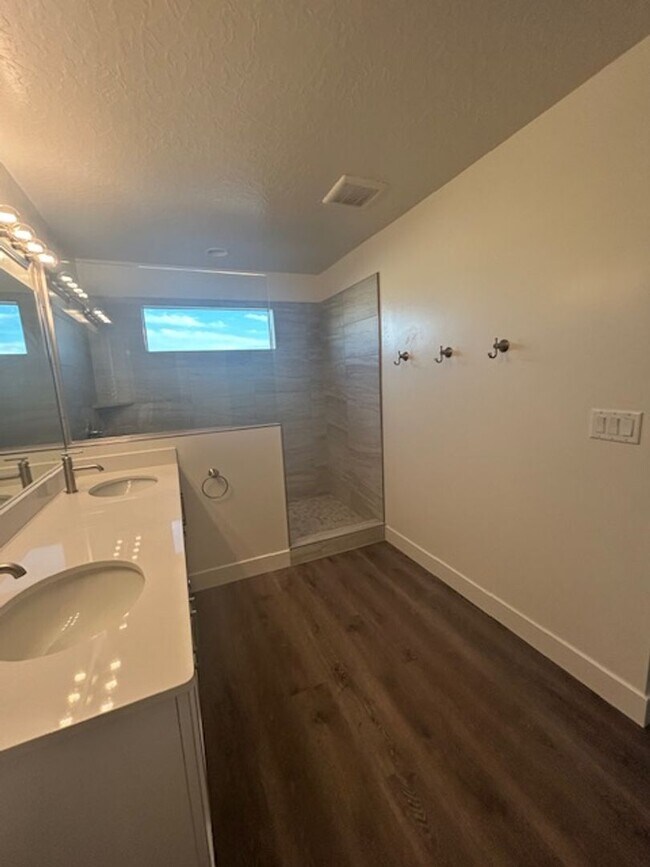 Building Photo - Move In Ready 4 Bedroom Home!