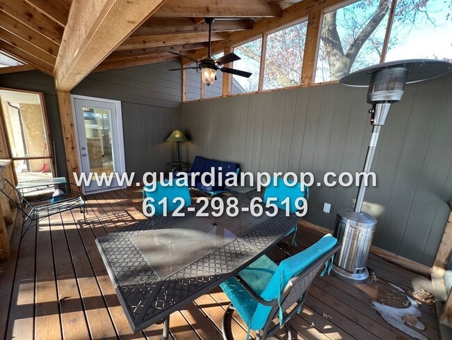 Building Photo - Updated Roseville House on Large Corner Lo...