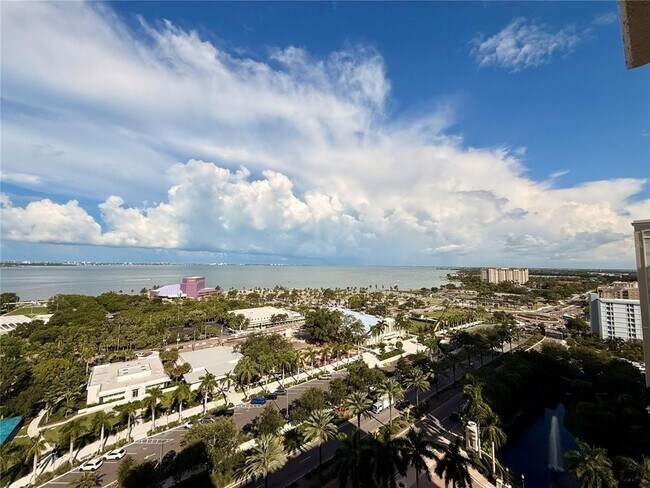 Building Photo - 750 N Tamiami Trl