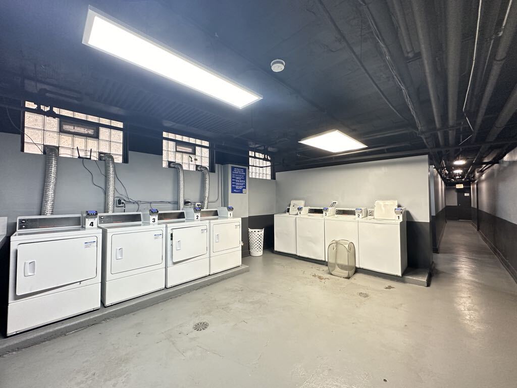 Building Photo - 510 W Belmont Ave