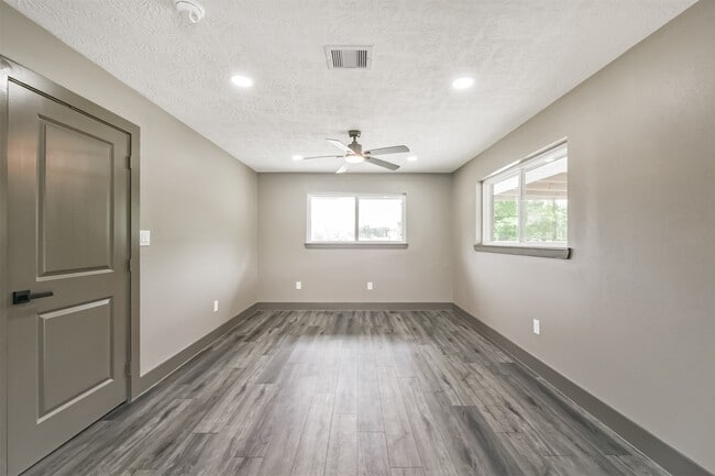 Building Photo - 9030 Almeda Genoa Rd