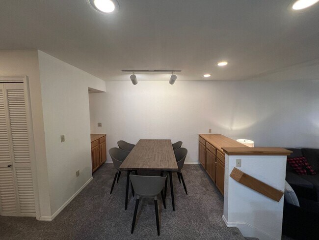 Building Photo - Furnished 2 bed, 2 bath Condo