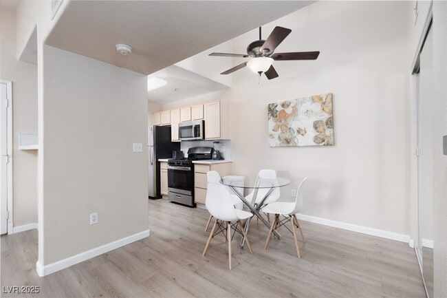 Building Photo - 950 Seven Hills Dr