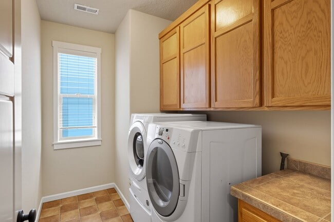 Building Photo - Delightful 4-Bedroom, 2.5-Bath Home in the...
