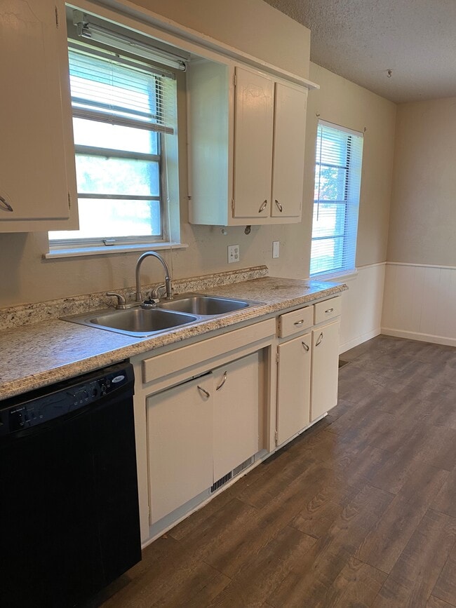 Building Photo - 4808 Sunset Terrace