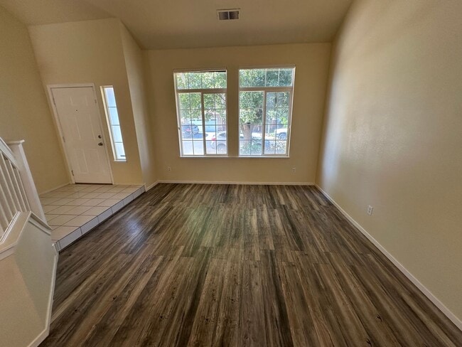 Building Photo - Beautiful 4 Bedroom, 2.5 Bath Tracy Home
