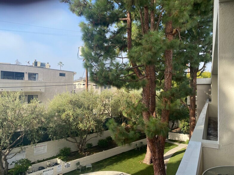 Building Photo - 10650 Holman Ave