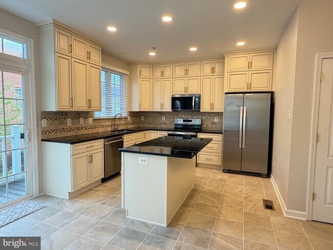 Building Photo - 300 Garden View Square