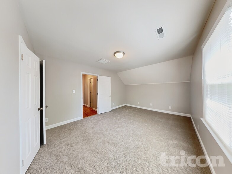 Building Photo - 3200 Oliver Dr