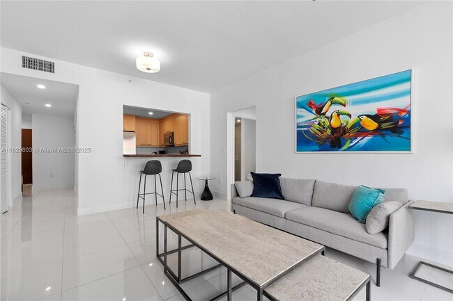 Building Photo - 225 Collins Ave