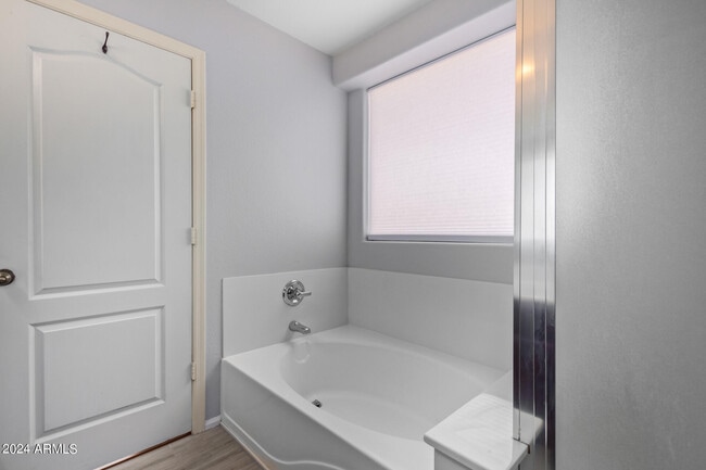 Building Photo - 983 E Palomino Way
