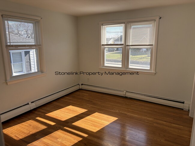 Building Photo - 321 Budlong Rd