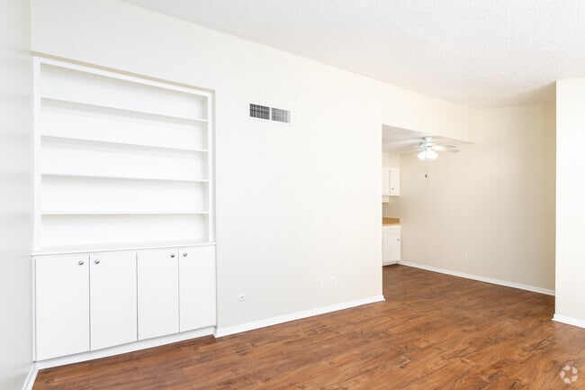 1BR, 1BA - 750SF - Living Room - Cliff Dwellers