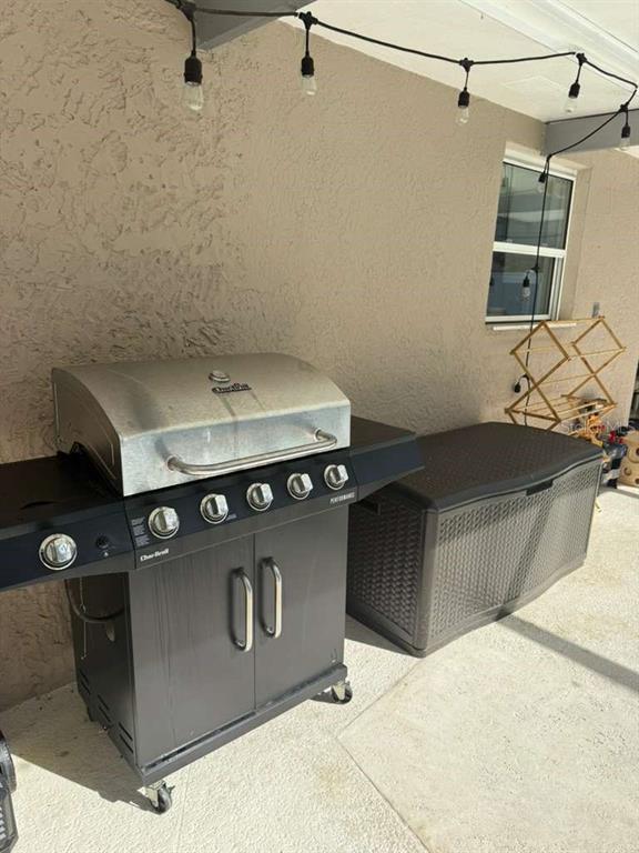 Building Photo - 2021 Valley Dr