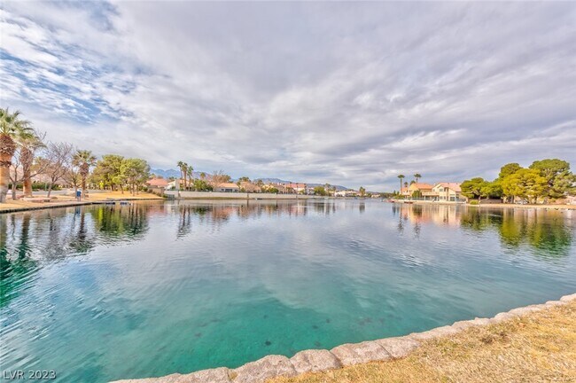Building Photo - 2740 N Lakecrest Dr
