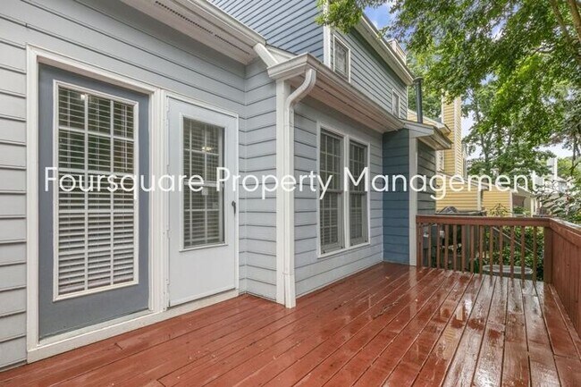 Building Photo - End Unit Town Home | 2nd Floor Loft | Wash...