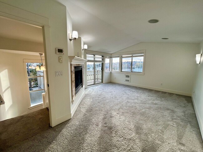 Building Photo - Queen Anne Townhouse