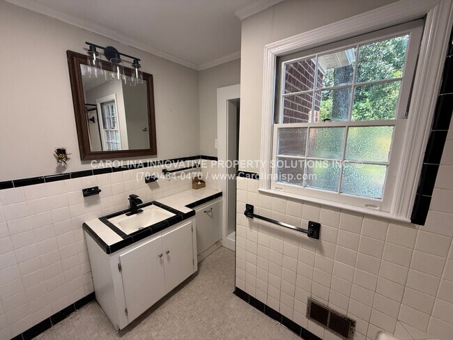 Building Photo - 1102 Ebenezer Ave Ext