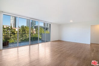 Building Photo - 2170 Century Pk E
