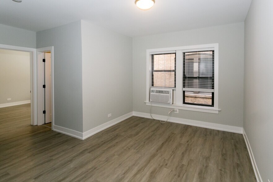 Building Photo - 729 W Brompton Ave