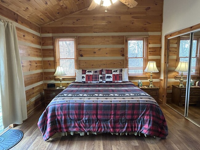 Building Photo - Spacious Log Home, Close to Campus, and wi...