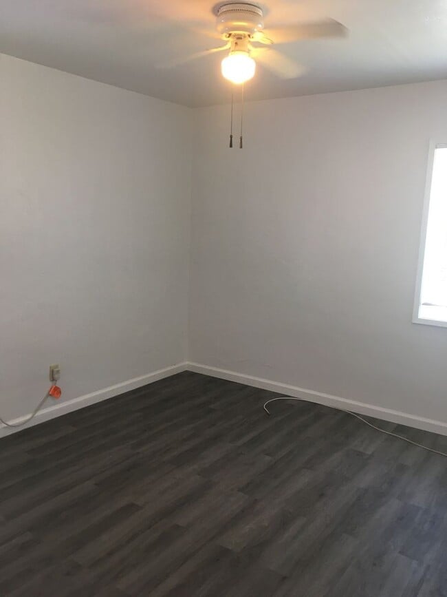 Building Photo - 2 Bedroom, 1 Bathroom Roseville Cottage for Lease.