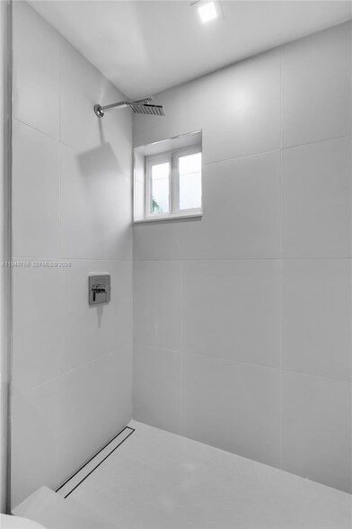 Building Photo - 2945 Bridgeport Ave