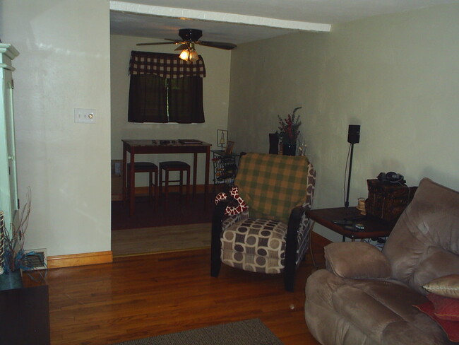 Building Photo - 3 BEDROOM, 1.5 BATH IN PENN HILLS - MOVE-I...