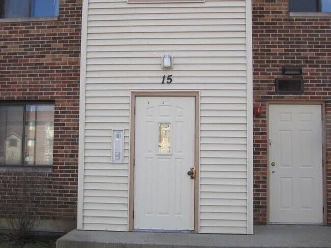 back building main entrance - 15 Echo Ct