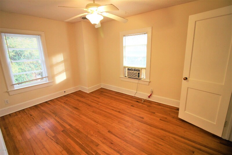 Building Photo - 503 S Oak St