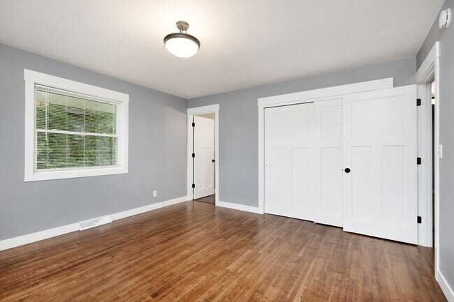 Building Photo - 1801 Elaine Dr