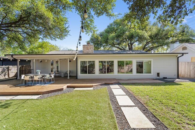 Building Photo - 3306 Whiteway Dr