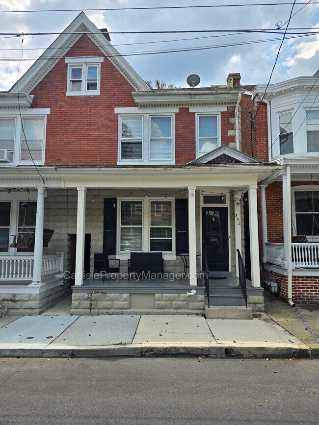 Primary Photo - 252 W Pomfret St