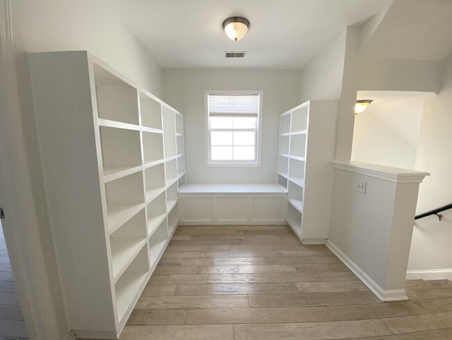 Building Photo - Charming, Spacious, Single Family Home in ...