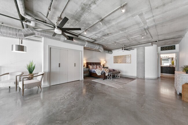 Building Photo - 2000 Bagby St