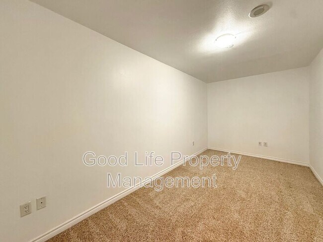 Building Photo - 300 W Beech St