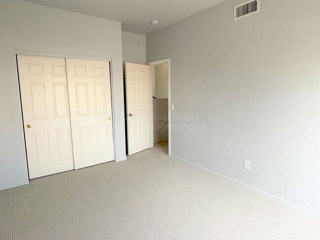 Building Photo - 5164 W Ross Dr