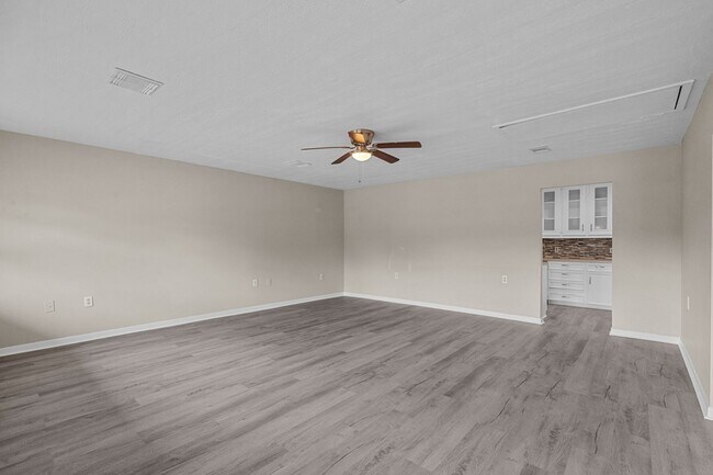 Building Photo - Great 3 Bedroom close to the Beach!