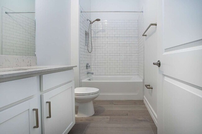 Building Photo - Spacious Like New 4-Bedroom Oasis with 3 Full Baths in Palmetto - Available NOW