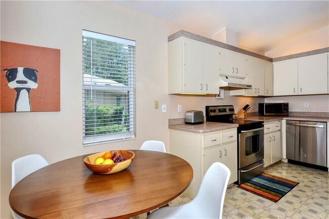 Building Photo - 220 Chartley Ct N