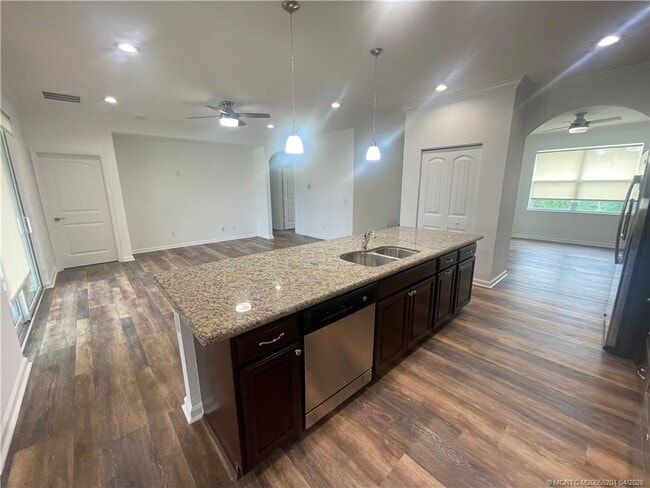 Building Photo - 480 NW Windflower Terrace