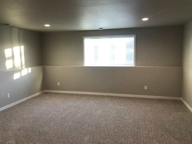 Building Photo - 4 Bed 2 Bath Single Family Home