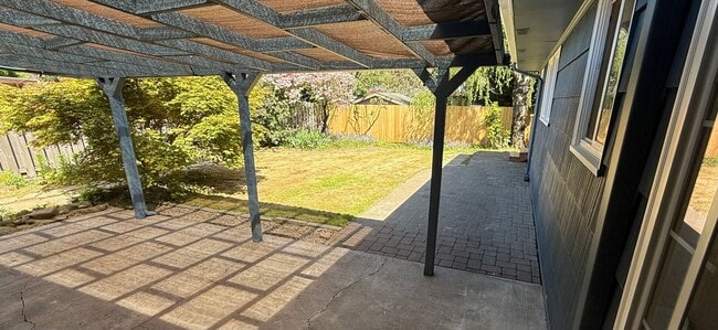 Building Photo - Well-cared-for home with strong curb appeal and quality updates in Southeast Portland.