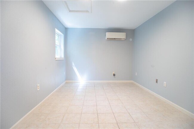 Building Photo - 405 S Mashburn Ave