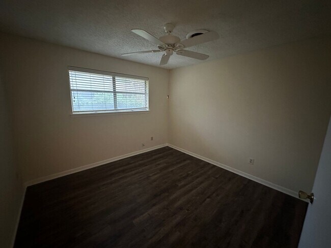 Building Photo - AVAILABLE NOW--Spacious 3 Bedroom 2 Bath H...