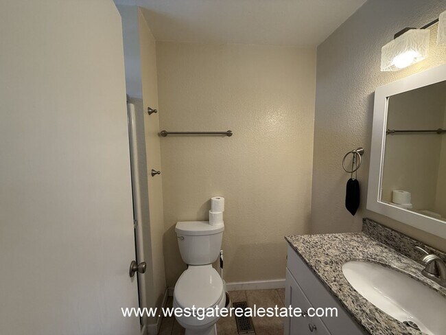 Building Photo - Lovely southeast Petaluma single level 3 b...