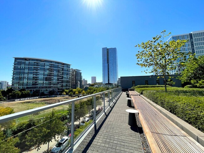 Building Photo - Spacious Vista Pearl Condo with Bonus Den, Stunning Views and Fabulous Amenities