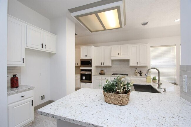 Building Photo - 5522 Island Breeze Dr