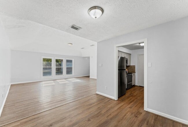 Building Photo - 2808 Pinewood Dr