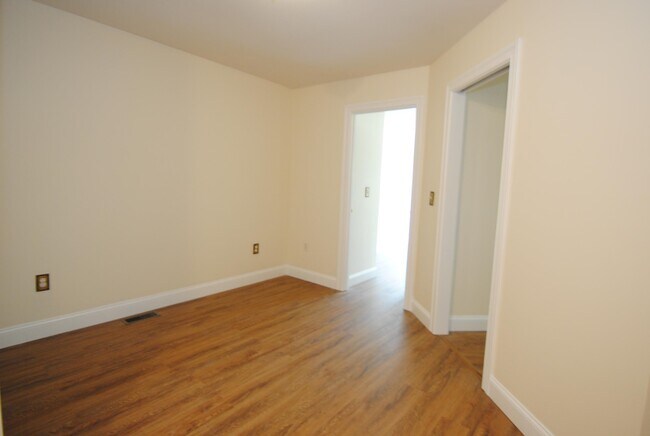 Building Photo - 1 Maple Ridge Dr